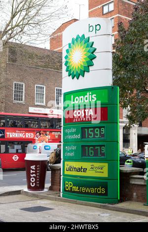 BP Tankstelle in Victoria, London, als die Ölpreise nach Angst vor russischer Aggression ansteigen. Stockfoto