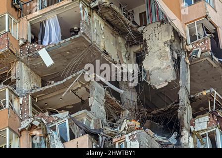 Kiew, Ukraine. 26.. Februar 2022. Ein Blick auf das beschädigte Gebäude in Kiew, das kürzlich während der russischen Militärintervention in der Ukraine von einem Beschuss getroffen wurde.die russischen Streitkräfte starteten seit Februar 24. eine umfassende Invasion der Ukraine. Kredit: SOPA Images Limited/Alamy Live Nachrichten Stockfoto