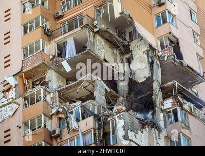 Kiew, Ukraine. 26.. Februar 2022. Ein Blick auf das beschädigte Gebäude in Kiew, das kürzlich während der russischen Militärintervention in der Ukraine von einem Beschuss getroffen wurde.die russischen Streitkräfte starteten seit Februar 24. eine umfassende Invasion der Ukraine. Kredit: SOPA Images Limited/Alamy Live Nachrichten Stockfoto