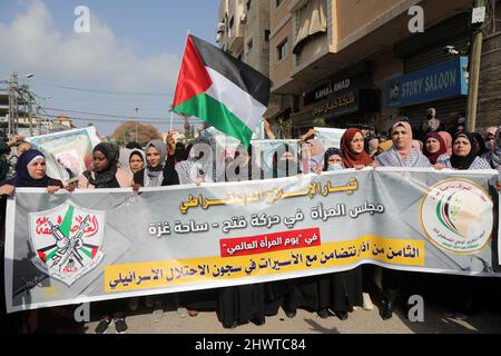 Gaza, Palästina. 07. März 2022. Palästinensische Frauen nehmen an einer Veranstaltung Teil, bei der die weiblichen Gefangenen in den israelischen Gefängnissen vor einem Tag des internationalen Frauentags vor dem IKRK-Büro in Gaza-Stadt unterstützt werden. Kredit: SOPA Images Limited/Alamy Live Nachrichten Stockfoto