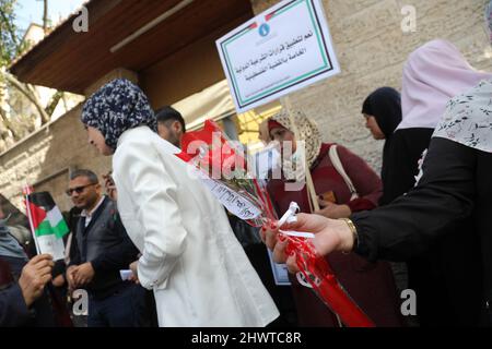 Gaza, Palästina. 07. März 2022. Eine Palästinenserin hält eine Blume, während sie an einer Veranstaltung zur Unterstützung der weiblichen Gefangenen in den israelischen Gefängnissen vor einem Tag des internationalen Frauentags vor dem IKRK-Büro in Gaza-Stadt teilnimmt. Kredit: SOPA Images Limited/Alamy Live Nachrichten Stockfoto