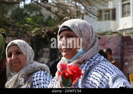 Gaza, Palästina. 07. März 2022. Eine Palästinenserin hält eine Blume, während sie an einer Veranstaltung zur Unterstützung der weiblichen Gefangenen in den israelischen Gefängnissen vor einem Tag des internationalen Frauentags vor dem IKRK-Büro in Gaza-Stadt teilnimmt. Kredit: SOPA Images Limited/Alamy Live Nachrichten Stockfoto