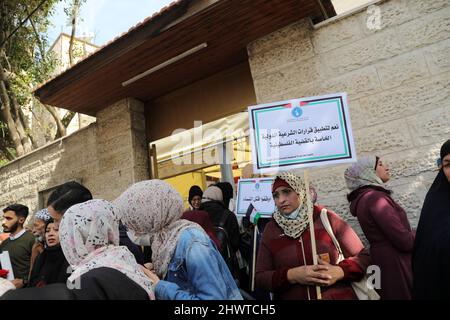 Gaza, Palästina. 07. März 2022. Palästinensische Frauen nehmen an einer Veranstaltung Teil, bei der die weiblichen Gefangenen in den israelischen Gefängnissen vor einem Tag des internationalen Frauentags vor dem IKRK-Büro in Gaza-Stadt unterstützt werden. (Foto von Ahmed Zakot/SOPA Images/Sipa USA) Quelle: SIPA USA/Alamy Live News Stockfoto