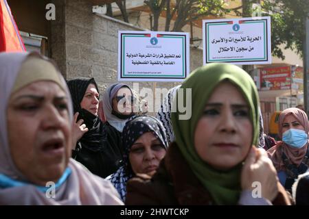Gaza, Palästina. 07. März 2022. Palästinensische Frauen nehmen an einer Veranstaltung Teil, bei der die weiblichen Gefangenen in den israelischen Gefängnissen vor einem Tag des internationalen Frauentags vor dem IKRK-Büro in Gaza-Stadt unterstützt werden. (Foto von Ahmed Zakot/SOPA Images/Sipa USA) Quelle: SIPA USA/Alamy Live News Stockfoto