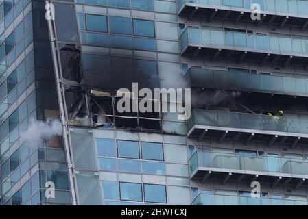 Der Notfalldienst nimmt an einem Brand Teil, der in einem Wohnblock im Osten Londons ausgebrochen ist. Die Londoner Feuerwehr sagte, sie seien kurz vor 4pm in die Whitechapel High Street gerufen worden. Bilddatum: Montag, 7. März 2022. Stockfoto