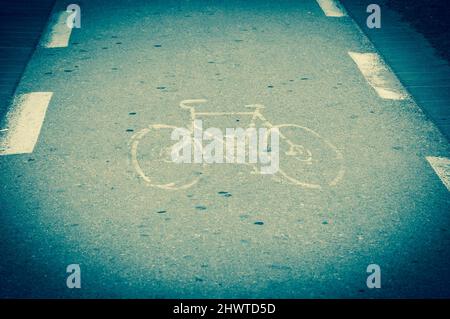 Fahrradweg Schild auf der Straße. Getöntes Foto. Schattierte Winkel. Stockfoto