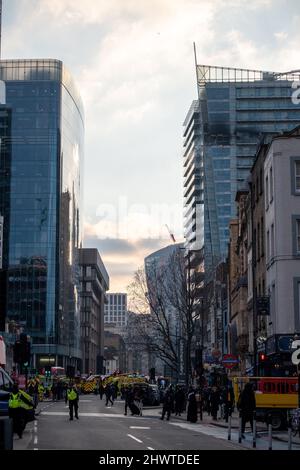 London, Großbritannien. 7. März 2022. Whitechapel Highrise, das sich in einem Block von Wohnungen und Büros befindet, die in Brand geraten sind, während zwanzig Feuerwehrautos auf der Szene sind. Kredit: Joao Daniel Pereira Gutschrift: Joao Daniel Pereira/Alamy Live Nachrichten Stockfoto