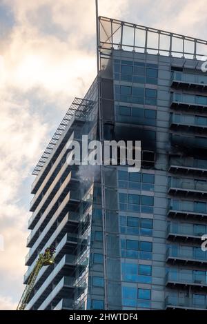 London, Großbritannien. 7. März 2022. Whitechapel Highrise, das sich in einem Block von Wohnungen und Büros befindet, die in Brand geraten sind, während zwanzig Feuerwehrautos auf der Szene sind. Kredit: Joao Daniel Pereira Gutschrift: Joao Daniel Pereira/Alamy Live Nachrichten Stockfoto