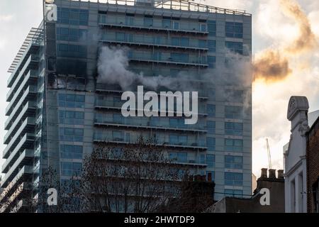 London, Großbritannien. 7. März 2022. Whitechapel Highrise, das sich in einem Block von Wohnungen und Büros befindet, die in Brand geraten sind, während zwanzig Feuerwehrautos auf der Szene sind. Kredit: Joao Daniel Pereira Gutschrift: Joao Daniel Pereira/Alamy Live Nachrichten Stockfoto