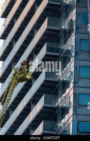 London, Großbritannien. 7. März 2022. Whitechapel Highrise, das sich in einem Block von Wohnungen und Büros befindet, die in Brand geraten sind, während zwanzig Feuerwehrautos auf der Szene sind. Kredit: Joao Daniel Pereira Gutschrift: Joao Daniel Pereira/Alamy Live Nachrichten Stockfoto