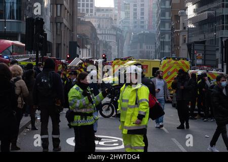 London, Großbritannien. 7. März 2022. Whitechapel Highrise, das sich in einem Block von Wohnungen und Büros befindet, die in Brand geraten sind, während zwanzig Feuerwehrautos auf der Szene sind. Kredit: Joao Daniel Pereira Gutschrift: Joao Daniel Pereira/Alamy Live Nachrichten Stockfoto