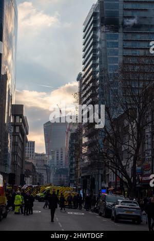 London, Großbritannien. 7. März 2022. Whitechapel Highrise, das sich in einem Block von Wohnungen und Büros befindet, die in Brand geraten sind, während zwanzig Feuerwehrautos auf der Szene sind. Kredit: Joao Daniel Pereira Gutschrift: Joao Daniel Pereira/Alamy Live Nachrichten Stockfoto