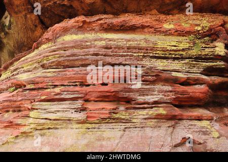 Ein farbenfroher Sandsteinfelsen als Hintergrund Stockfoto