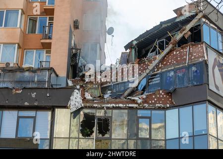 Kiew, Ukraine. 26.. Februar 2022. Ein Blick auf ein beschädigtes Gebäude in Kiew, das kürzlich während der russischen Militärintervention in der Ukraine von einem Beschuss getroffen wurde.seit Februar 24. starteten russische Streitkräfte eine umfassende Invasion der Ukraine. (Bild: © Mykhaylo Palinchak/SOPA Images via ZUMA Press Wire) Stockfoto