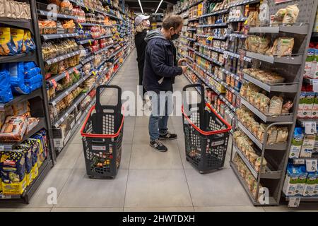 Barcelona, Spanien. 07. März 2022. Mehrere Kunden werden in einem Supermarkt einkaufen gesehen.die restriktiven Maßnahmen der EU als Reaktion auf die Invasion der Ukraine durch russische Truppen führen zu einem Anstieg der Preise für die grundlegendsten Lebensmittel wie Öl und Getreide. (Foto von Paco Freire/SOPA Images/Sipa USA) Quelle: SIPA USA/Alamy Live News Stockfoto