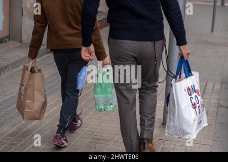 Barcelona, Spanien. 07. März 2022. Nach dem Verlassen des Supermarkts werden zwei Menschen mit Einkaufstaschen gesehen.die restriktiven Maßnahmen der EU als Reaktion auf die Invasion der Ukraine durch russische Truppen führen zu einem Anstieg der Preise für die grundlegendsten Lebensmittel wie Öl und Getreide. (Foto von Paco Freire/SOPA Images/Sipa USA) Quelle: SIPA USA/Alamy Live News Stockfoto