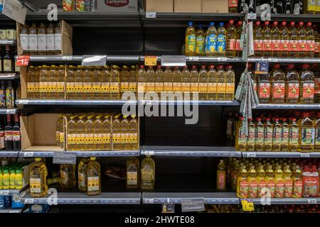 Barcelona, Spanien. 07. März 2022. Ein Supermarktregal wird zur Hälfte mit Sonnenblumenöl gefüllt.die restriktiven Maßnahmen der EU als Reaktion auf die Invasion der Ukraine durch russische Truppen führen zu einem Anstieg der Preise für die grundlegendsten Lebensmittel wie Öl und Getreide. (Foto von Paco Freire/SOPA Images/Sipa USA) Quelle: SIPA USA/Alamy Live News Stockfoto