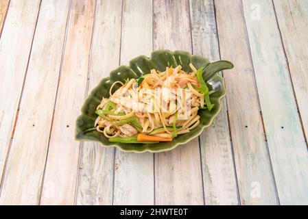 Chinesische Nudeln mit Garnelen und Gemüse. Sehr einfaches Rezept zu machen. Vergessen Sie chinesische Restaurants und bereiten Sie Ihre eigene chinesische Pasta zu Hause zu Stockfoto