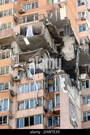 Kiew, Ukraine. 26.. Februar 2022. Ein Blick auf ein beschädigtes Gebäude in Kiew, das kürzlich während der russischen Militärintervention in der Ukraine von einem Beschuss getroffen wurde.seit Februar 24. starteten russische Streitkräfte eine umfassende Invasion der Ukraine. (Bild: © Mykhaylo Palinchak/SOPA Images via ZUMA Press Wire) Stockfoto