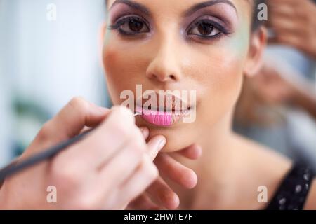 Ihre Schönheit zu verbessern. Eine junge Frau mit kosmetischen Verbesserungen, die Make-up aufgetragen hat. Stockfoto
