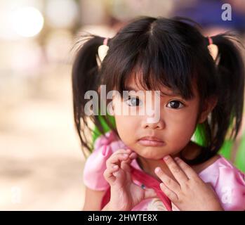 Das Gesicht der Unschuld. Porträt eines kleinen Mädchens, das Zeit im Freien verbringt. Stockfoto