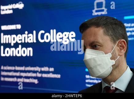 Der slowakische Premierminister Eduard Heger während eines Besuchs auf dem Campus von South Kensington am Imperial College London. Bilddatum: Montag, 7. März 2022. Stockfoto