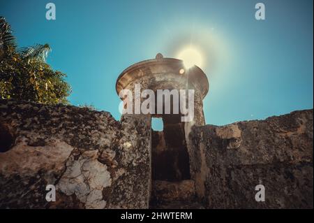 Aussichtsturm im alten Festungsmuseum, im Kolonialgebiet von Santo Domingo. Ausgezeichnetes Touristenziel Fortaleza Ozama. Speicherplatz kopieren. Breite a Stockfoto