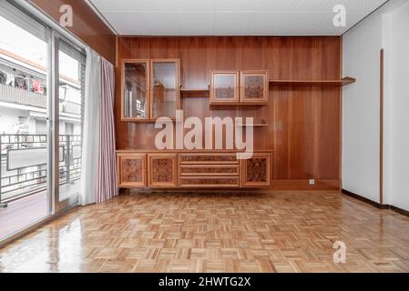 Wohnzimmer mit Holz Wandbild mit lackierten Wurzeldielen, Eichenboden und Zugang zu einer Terrasse mit Lehmböden Stockfoto