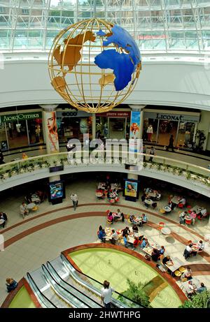 Kiew oder Kiew, Ukraine: Die Globus Shopping Mall mit Geschäften und Food Court. Globus befindet sich unterhalb des Maidan-Platzes oder des Unabhängigkeitsplatzes im Zentrum von Kiew. Stockfoto