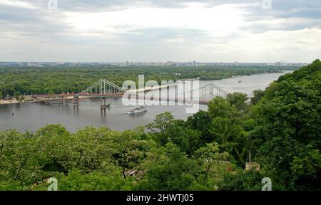 Kiew oder Kiew, Ukraine: Die Dnjepr-Fluss- und Parkbrücke von der Wladimiro kalva oder dem Sankt-Wolodymyr-Hügel in der Nähe des Wolodymyr-Monuments. Stockfoto
