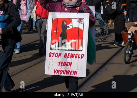 Plakat Stoppt die Gewalt an Frauen bei der Demonstration des Marsches der Frauen in Amsterdam, Niederlande 5-3-2022 Stockfoto