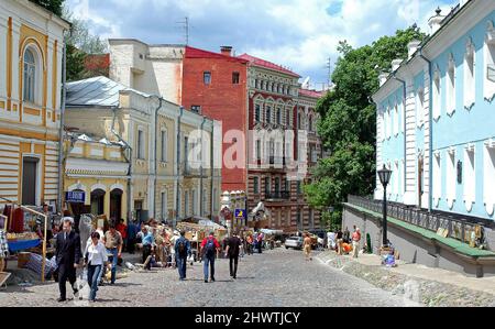 Kiew oder Kiew, Ukraine: Andriyivskyy Descent, eine historische Straße in Kiew, die von der Oberstadt in der Nähe der Andreaskirche bis zum Podil-Distrikt führt. Stockfoto