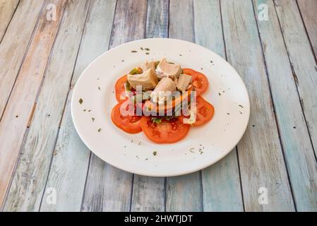 Thunfischbauch und geröstete Paprika. Ein Salat mit wenigen Zutaten und voller Geschmack. Einfaches Rezept Schritt für Schritt Stockfoto