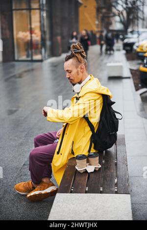 Junge trendige Kerl wartet auf Freund in der Straße Stockfoto