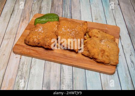 Der Cachopo ist ein charakteristisches Gericht der Gastronomie von Asturien in Spanien. Es besteht aus zwei großen Rinderfilets, zwischen denen Serrano-Schinken und Chee Stockfoto