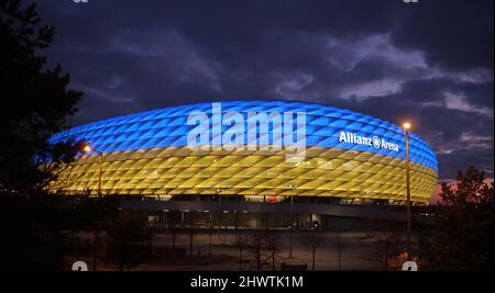 Allianz Arena Arena leuchtet in den Farben der Ukraine Blau gelb Fußballstadion beleuchtet in den Farben der Ukraine blau und gelb wegen des Krieges zwischen der Ukraine und Russland FC Bayern MŸnchen Bayer Leverkusen 1. Fußball Bundesliga Saison 2021 / 2022 5.3.2022 © diebilderwelt / Alamy Stock Stockfoto