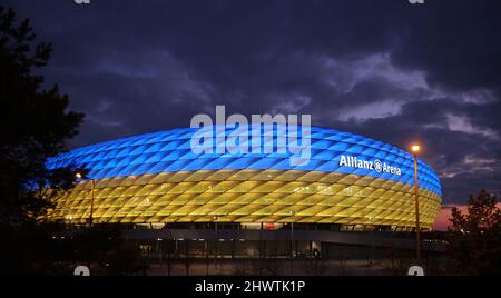 Allianz Arena Arena leuchtet in den Farben der Ukraine Blau gelb Fußballstadion beleuchtet in den Farben der Ukraine blau und gelb wegen des Krieges zwischen der Ukraine und Russland FC Bayern MŸnchen Bayer Leverkusen 1. Fußball Bundesliga Saison 2021 / 2022 5.3.2022 © diebilderwelt / Alamy Stock Stockfoto