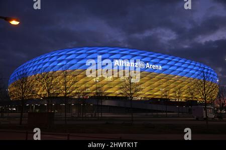 Allianz Arena Arena leuchtet in den Farben der Ukraine Blau gelb Fußballstadion beleuchtet in den Farben der Ukraine blau und gelb wegen des Krieges zwischen der Ukraine und Russland FC Bayern MŸnchen Bayer Leverkusen 1. Fußball Bundesliga Saison 2021 / 2022 5.3.2022 © diebilderwelt / Alamy Stock Stockfoto