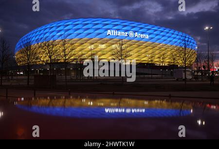 Allianz Arena Arena leuchtet in den Farben der Ukraine Blau gelb Fußballstadion beleuchtet in den Farben der Ukraine blau und gelb wegen des Krieges zwischen der Ukraine und Russland FC Bayern MŸnchen Bayer Leverkusen 1. Fußball Bundesliga Saison 2021 / 2022 5.3.2022 © diebilderwelt / Alamy Stock Stockfoto