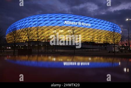 Allianz Arena Arena leuchtet in den Farben der Ukraine Blau gelb Fußballstadion beleuchtet in den Farben der Ukraine blau und gelb wegen des Krieges zwischen der Ukraine und Russland FC Bayern MŸnchen Bayer Leverkusen 1. Fußball Bundesliga Saison 2021 / 2022 5.3.2022 © diebilderwelt / Alamy Stock Stockfoto