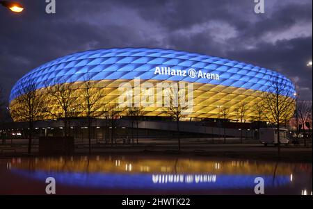 Allianz Arena Arena leuchtet in den Farben der Ukraine Blau gelb Fußballstadion beleuchtet in den Farben der Ukraine blau und gelb wegen des Krieges zwischen der Ukraine und Russland FC Bayern MŸnchen Bayer Leverkusen 1. Fußball Bundesliga Saison 2021 / 2022 5.3.2022 © diebilderwelt / Alamy Stock Stockfoto