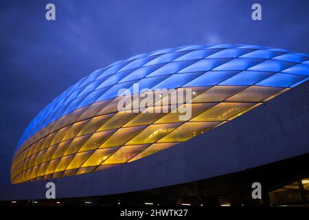 Allianz Arena Arena leuchtet in den Farben der Ukraine Blau gelb Fußballstadion beleuchtet in den Farben der Ukraine blau und gelb wegen des Krieges zwischen der Ukraine und Russland FC Bayern MŸnchen Bayer Leverkusen 1. Fußball Bundesliga Saison 2021 / 2022 5.3.2022 © diebilderwelt / Alamy Stock Stockfoto