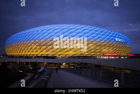 Allianz Arena Arena leuchtet in den Farben der Ukraine Blau gelb Fußballstadion beleuchtet in den Farben der Ukraine blau und gelb wegen des Krieges zwischen der Ukraine und Russland FC Bayern MŸnchen Bayer Leverkusen 1. Fußball Bundesliga Saison 2021 / 2022 5.3.2022 © diebilderwelt / Alamy Stock Stockfoto