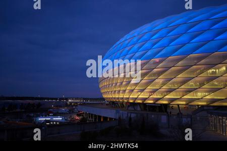 Allianz Arena Arena leuchtet in den Farben der Ukraine Blau gelb Fußballstadion beleuchtet in den Farben der Ukraine blau und gelb wegen des Krieges zwischen der Ukraine und Russland FC Bayern MŸnchen Bayer Leverkusen 1. Fußball Bundesliga Saison 2021 / 2022 5.3.2022 © diebilderwelt / Alamy Stock Stockfoto