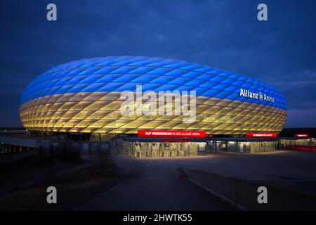 Allianz Arena Arena leuchtet in den Farben der Ukraine Blau gelb Fußballstadion beleuchtet in den Farben der Ukraine blau und gelb wegen des Krieges zwischen der Ukraine und Russland FC Bayern MŸnchen Bayer Leverkusen 1. Fußball Bundesliga Saison 2021 / 2022 5.3.2022 © diebilderwelt / Alamy Stock Stockfoto