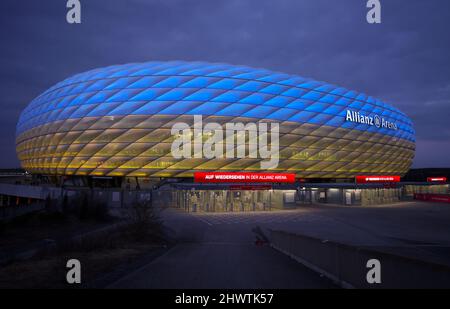 Allianz Arena Arena leuchtet in den Farben der Ukraine Blau gelb Fußballstadion beleuchtet in den Farben der Ukraine blau und gelb wegen des Krieges zwischen der Ukraine und Russland FC Bayern MŸnchen Bayer Leverkusen 1. Fußball Bundesliga Saison 2021 / 2022 5.3.2022 © diebilderwelt / Alamy Stock Stockfoto