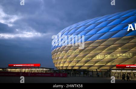 Allianz Arena Arena leuchtet in den Farben der Ukraine Blau gelb Fußballstadion beleuchtet in den Farben der Ukraine blau und gelb wegen des Krieges zwischen der Ukraine und Russland FC Bayern MŸnchen Bayer Leverkusen 1. Fußball Bundesliga Saison 2021 / 2022 5.3.2022 © diebilderwelt / Alamy Stock Stockfoto