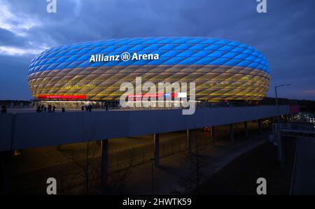 Allianz Arena Arena leuchtet in den Farben der Ukraine Blau gelb Fußballstadion beleuchtet in den Farben der Ukraine blau und gelb wegen des Krieges zwischen der Ukraine und Russland FC Bayern MŸnchen Bayer Leverkusen 1. Fußball Bundesliga Saison 2021 / 2022 5.3.2022 © diebilderwelt / Alamy Stock Stockfoto