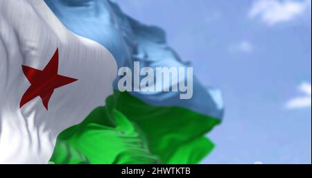 Detail der Nationalflagge Dschibutis, die an einem klaren Tag im Wind winkt. Dschibuti ist ein Land am Horn von Afrika. Selektiver Fokus. Stockfoto