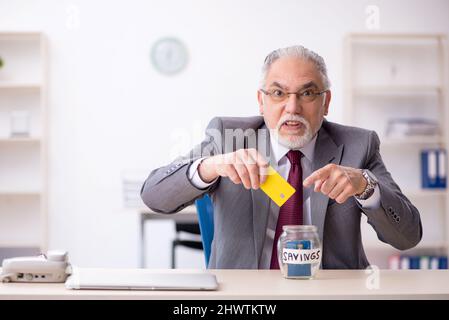 Alter Geschäftsmann Mitarbeiter im Rentenkonzept Stockfoto